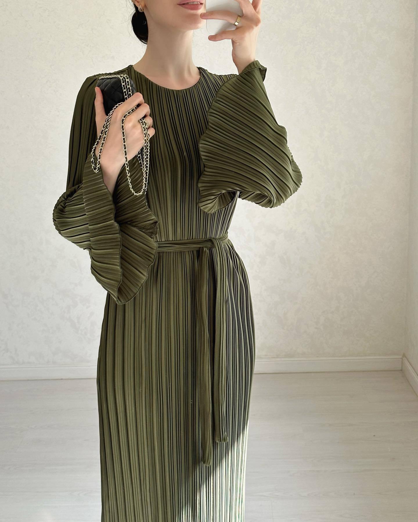 Neues elegantes Kleid mit ausgestellten Ärmeln - zeitlos & schmeichelnd