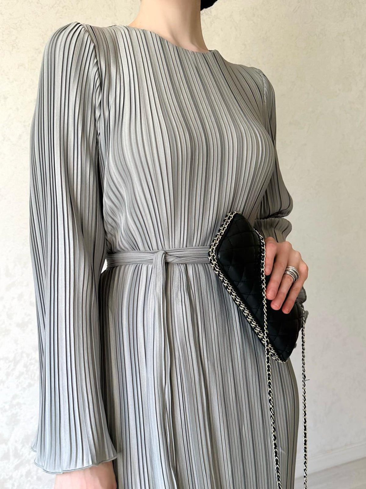 Neues elegantes Kleid mit ausgestellten Ärmeln - zeitlos & schmeichelnd