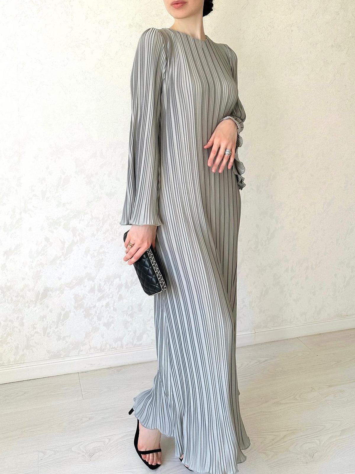 Neues elegantes Kleid mit ausgestellten Ärmeln - zeitlos & schmeichelnd