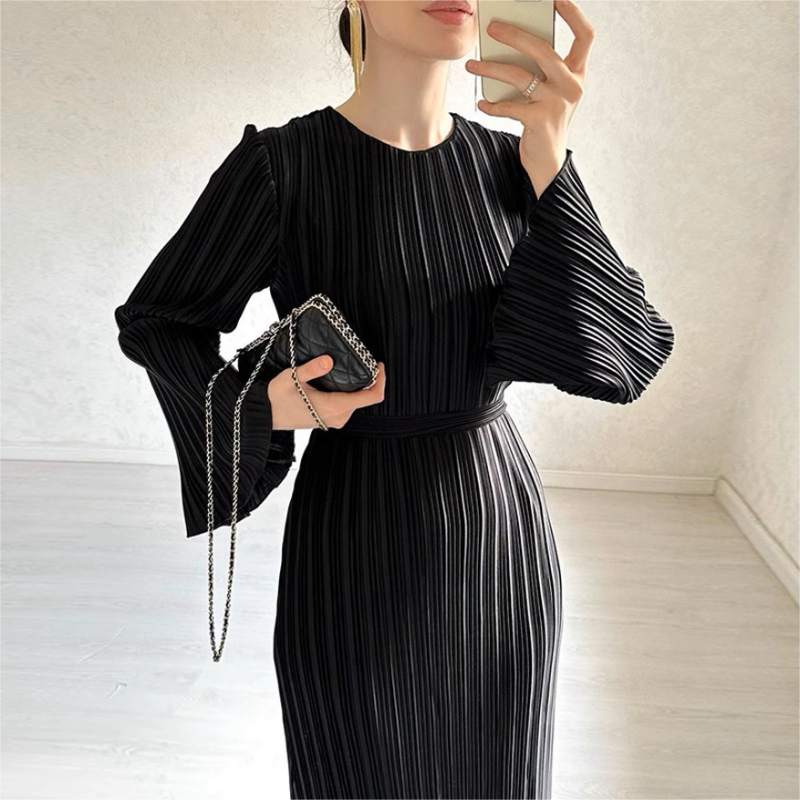 Neues elegantes Kleid mit ausgestellten Ärmeln - zeitlos & schmeichelnd