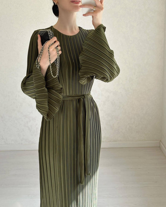 Neues elegantes Kleid mit ausgestellten Ärmeln - zeitlos & schmeichelnd